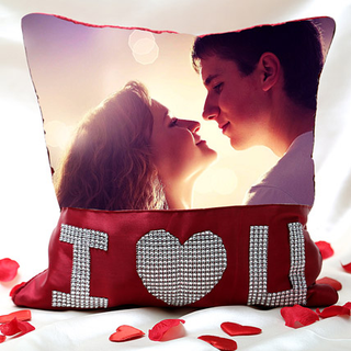 Illustration for article titled Unique Personalized Valentine Day Gifts Online